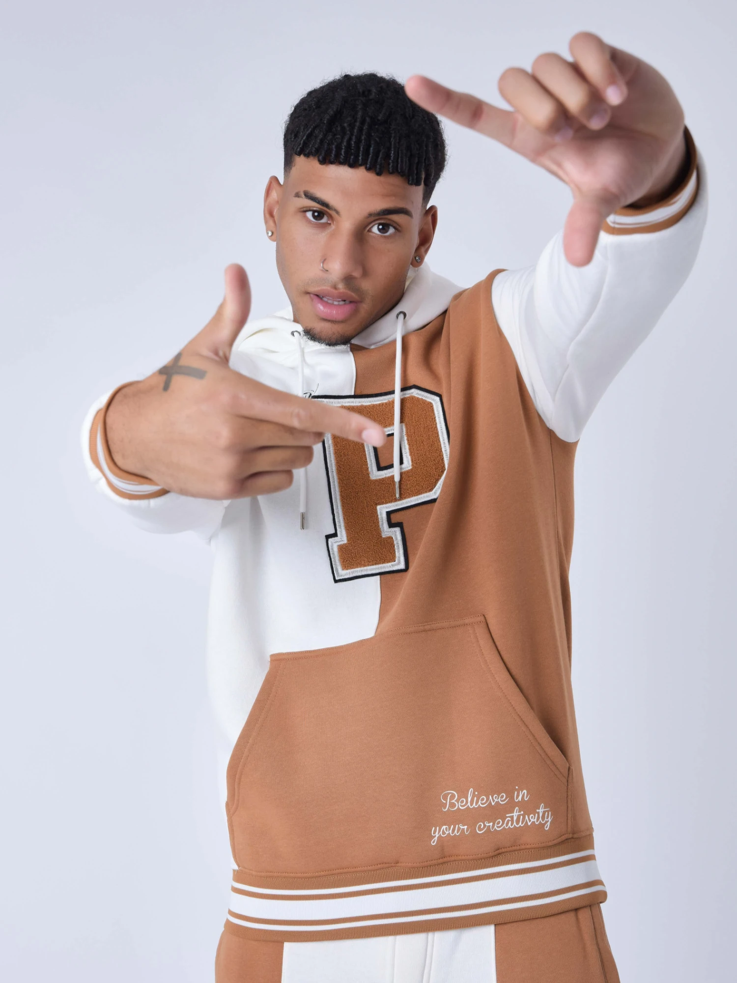 Sweat à Capuche Style Universitaire Avec Logo 5 Sweat à Capuche Style Universitaire Avec Logo – Image 3