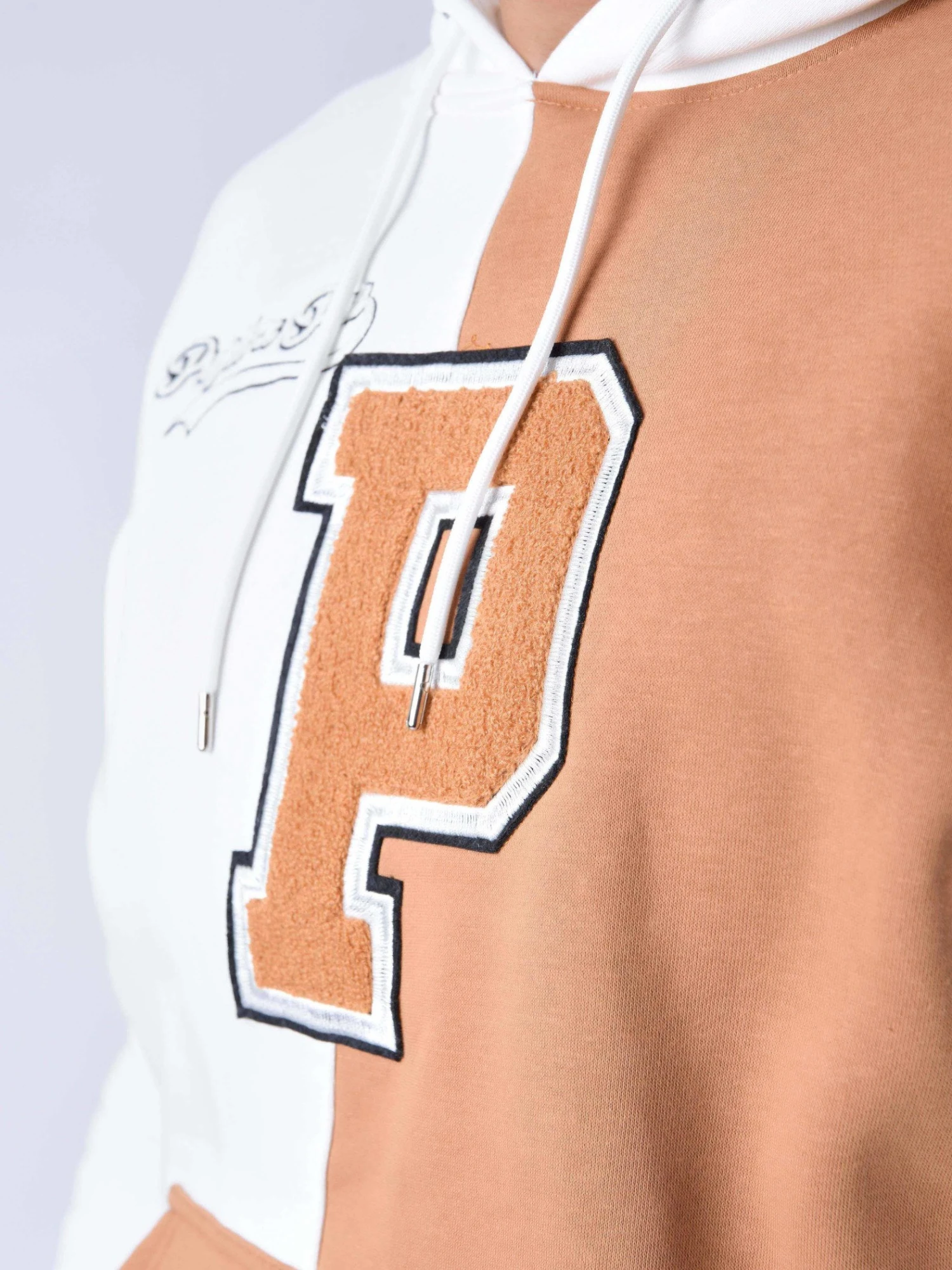 Sweat à Capuche Style Universitaire Avec Logo 7 Sweat à Capuche Style Universitaire Avec Logo – Image 5