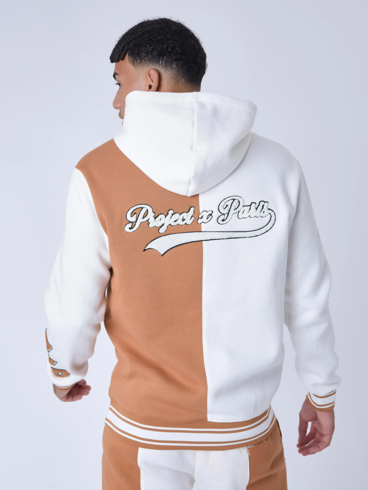 Sweat à Capuche Style Universitaire Avec Logo 3 Sweat à Capuche Style Universitaire Avec Logo