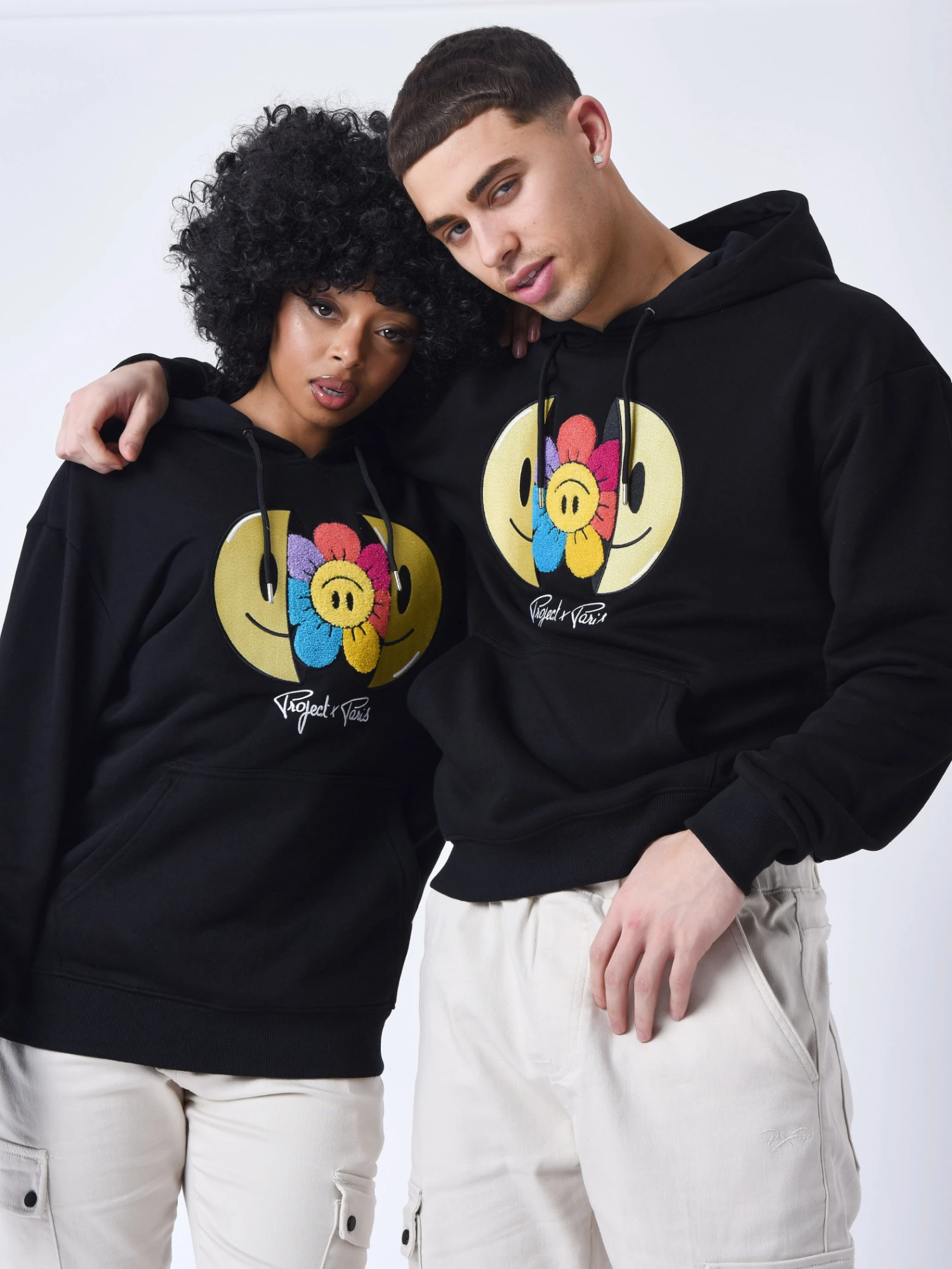 Sweat à Capuche Broderie Avec Smiley Sourire 11 Sweat à Capuche Broderie Avec Smiley Sourire – Image 9