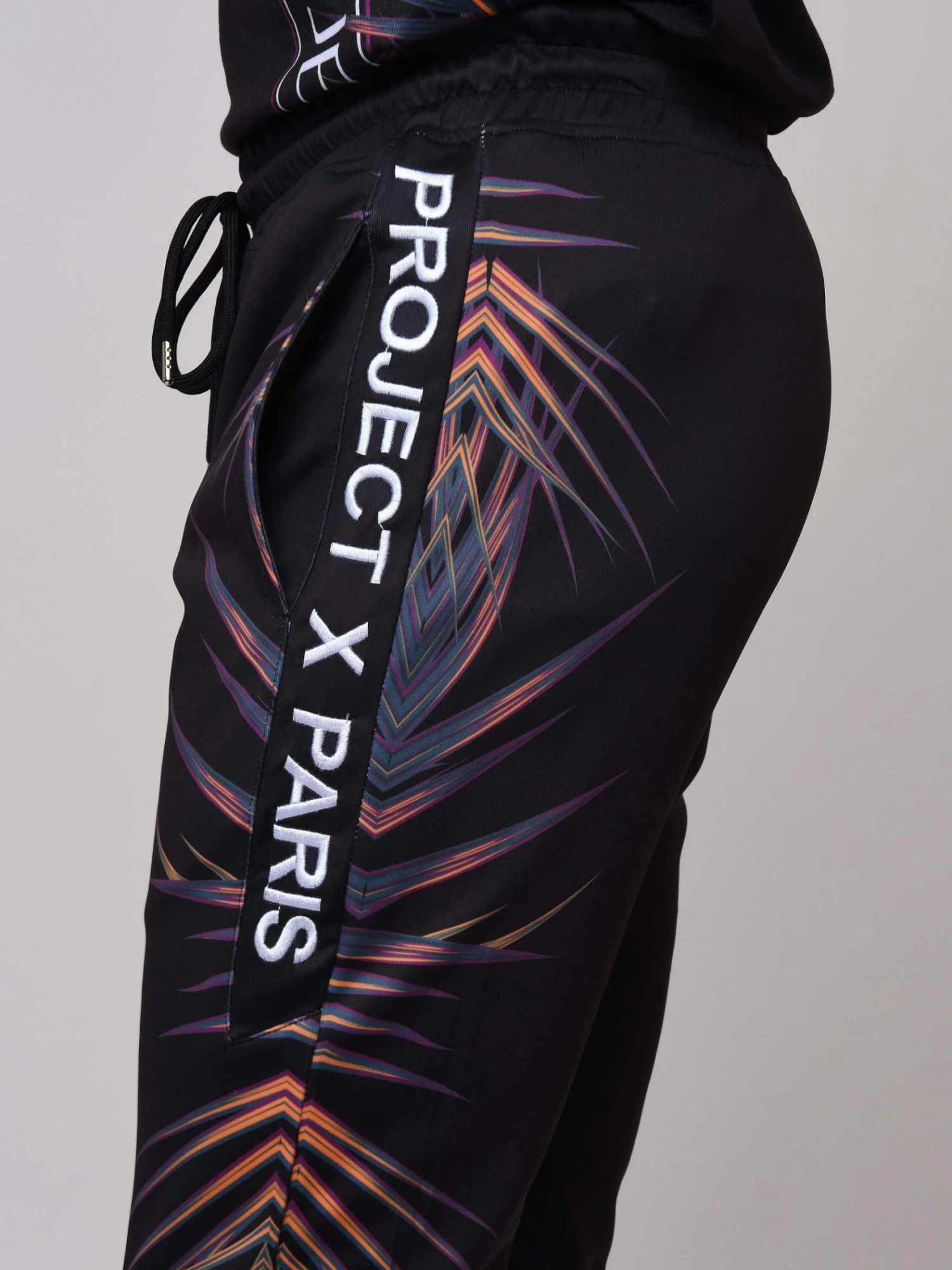 Bas De Jogging Motif Palmier Sur Le Côté Et Broderie Logo 4 Bas De Jogging Motif Palmier Sur Le Côté Et Broderie Logo – Image 2