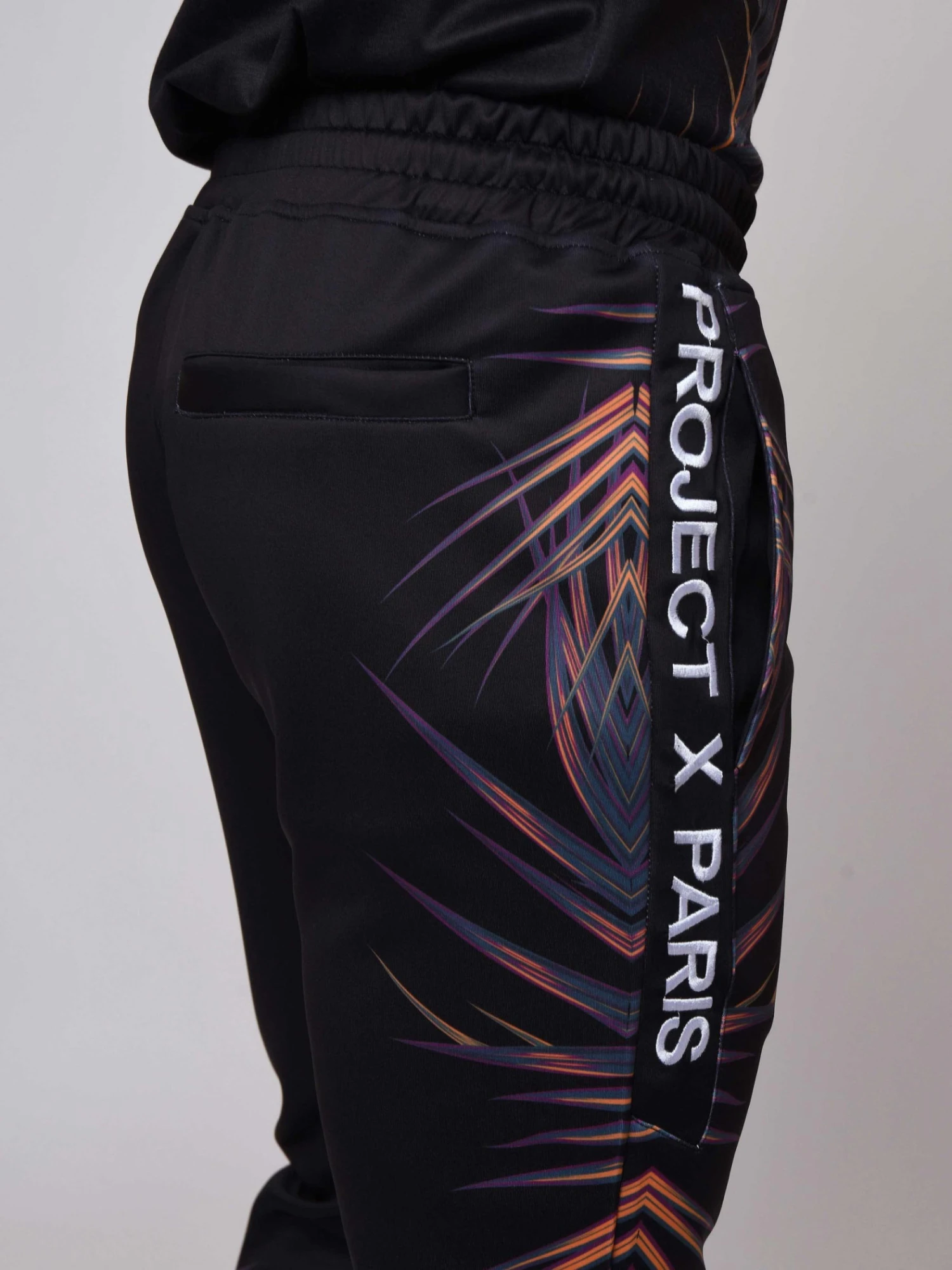 Bas De Jogging Motif Palmier Sur Le Côté Et Broderie Logo 7 Bas De Jogging Motif Palmier Sur Le Côté Et Broderie Logo – Image 5