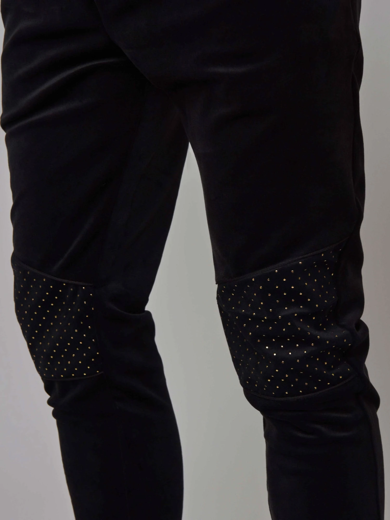 Pantalon De Jogging Velvet à Empiècement Clous Dorés 7 Pantalon De Jogging Velvet à Empiècement Clous Dorés – Image 5