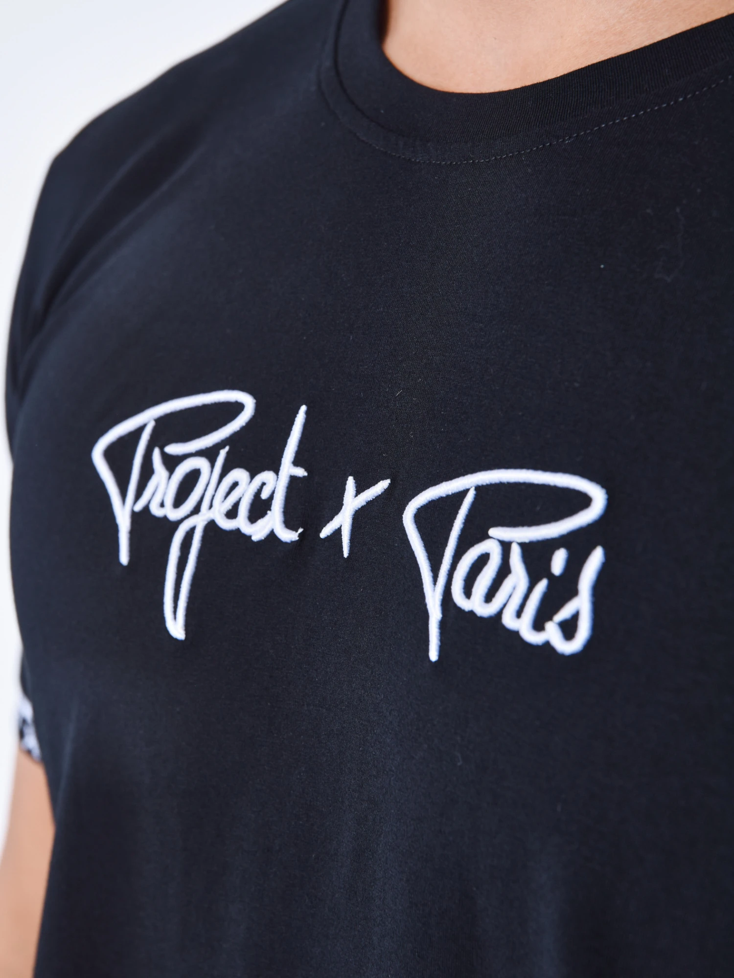 Tee Shirt Logo Brodé En Relief 6 Tee Shirt Logo Brodé En Relief – Image 4